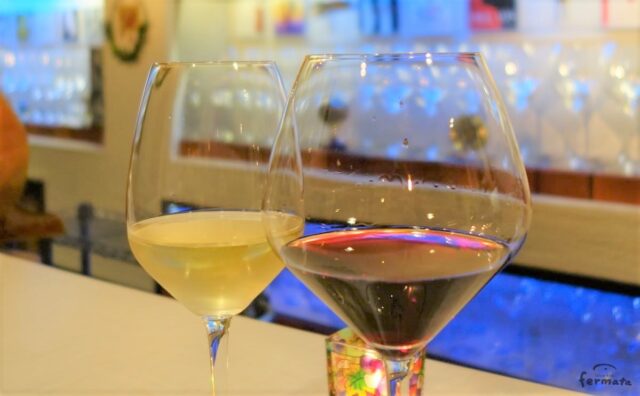 赤ワインと白ワインの入ったグラス