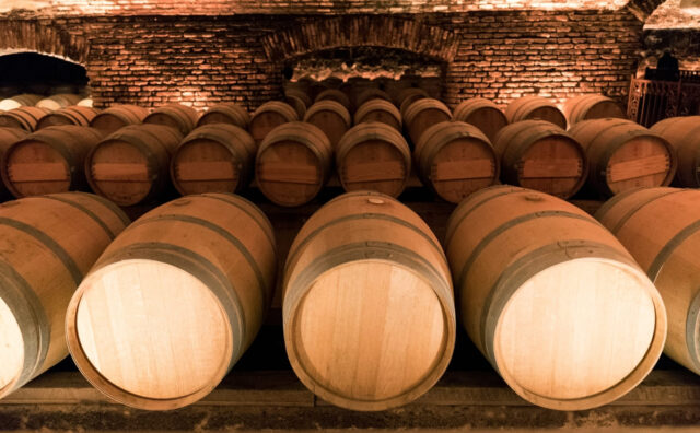 並べられたワインの樽