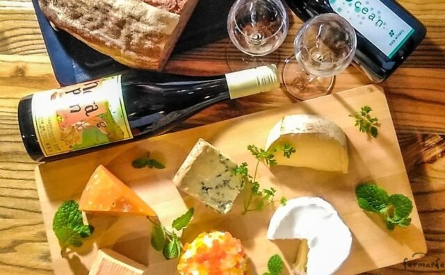 上から見たチーズとワインとパン・ド・カンパーニュ